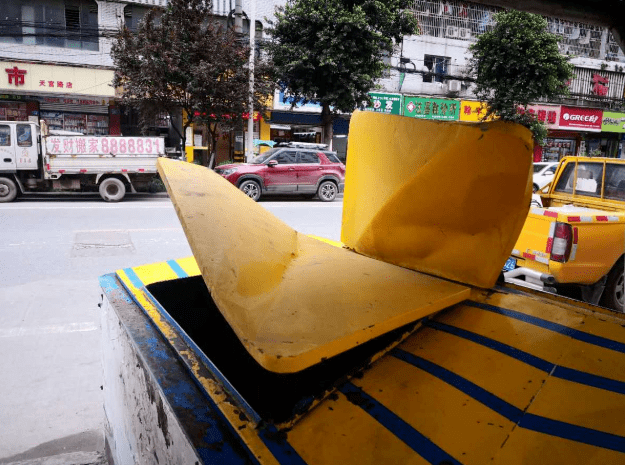 遂宁市城区垃圾桶频遭“黑手”部门呼吁：请爱护环卫设施芒果体育APP